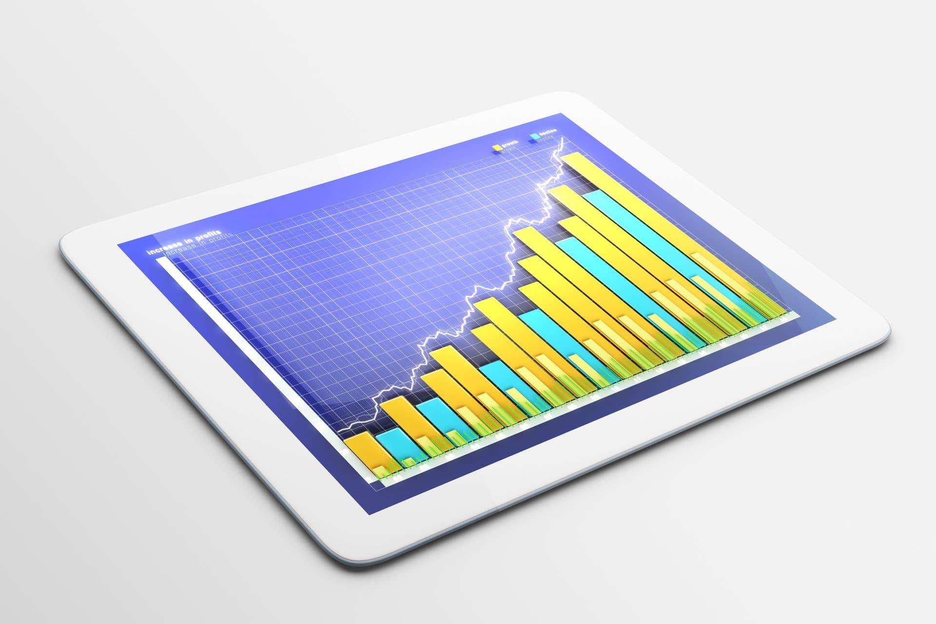 Tableau de bord financier KORVA affichant la croissance du chiffre d'affaires sur une tablette