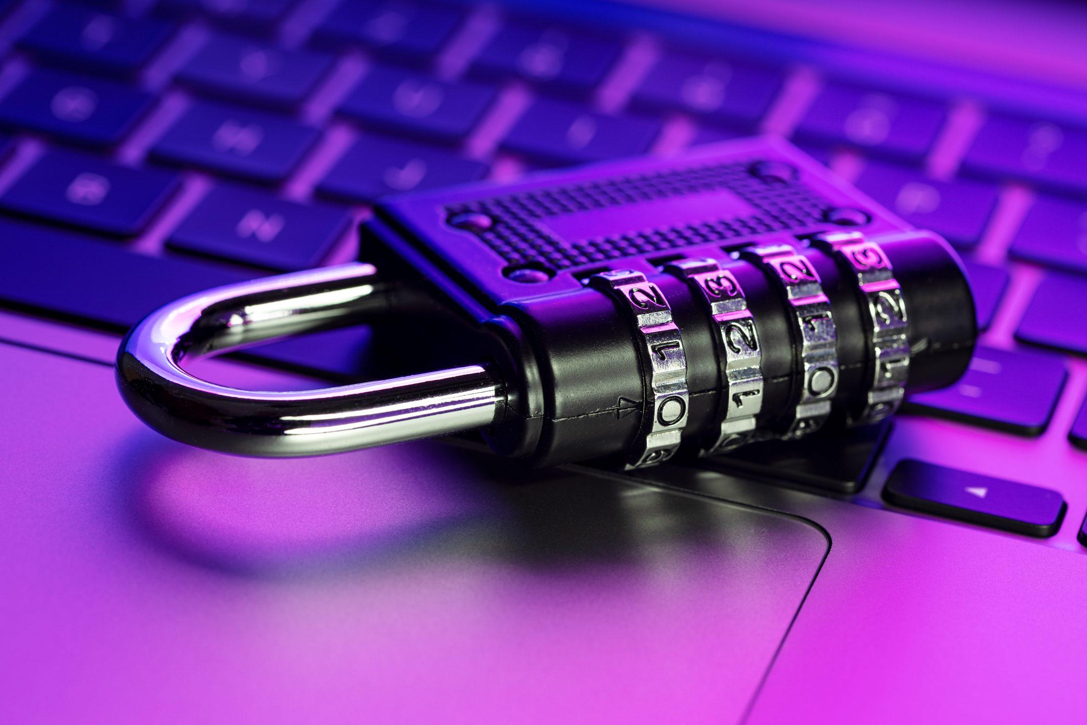 Analyste sécurité supervisant les systèmes d'information